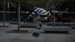 J�venes practicando skate en la plaza de Pontevedra, en A Coru�a