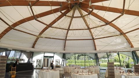 La carpa donde se celebran bodas y grandes celebraciones en el Pazo Libunca