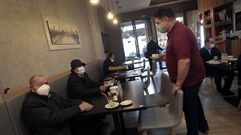 Clientes en el interior de un bar de Chantada, localidad que vuelve al nivel b�sico de restricciones