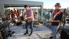 Eladio y los Seres Queridos durante un concierto