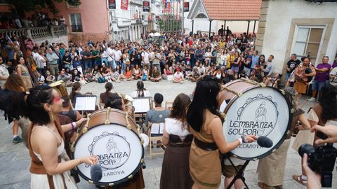 Msica callejera. Durante el da, las bandas marcan el ritmo en Ortigueira, con pequeos conciertos y pasacalles. El Festival na Ra anim la localidad desde el jueves y este domingo culminar con el Desfile das Nacins Celtas, el ms seguido por el pblico local.