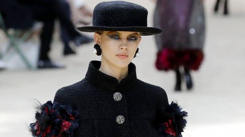 Modelo presenta las creaciones de Alta Costura de la coleccin otoo/invierno del diseador Karl Lagerfeld para Chanel