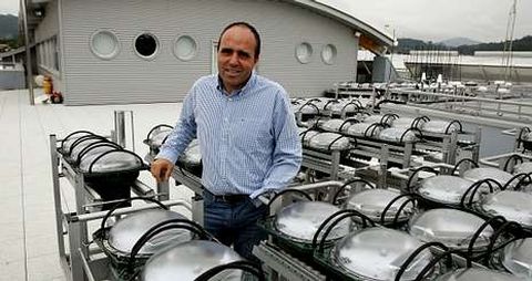 Francisco Pino realiz� el primer prototipo de boya de forma artesanal en 1997; ahora fabrica m�s de 20.000 al a�o.