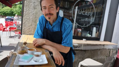 Pablo Simancas, con el pincho saludable que ha creado el chef Rub�n Garc�a, Patxi