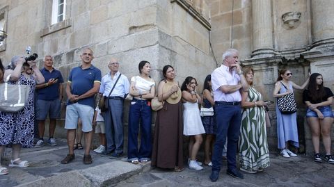 P�blico en el exterior de la iglesia durante la salida de la procesi�n