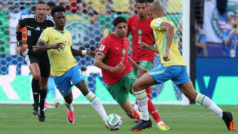Vinicius intenta recuperar el bal�n durante el encuentro entre Brasil y Marruecos disputado este s�bado