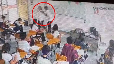 Momento captado por las c�maras de videovigilancia en el que el�estudiante apu�ala a su profesora en Coahuila (M�xico)