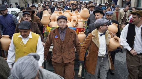 Toda una comitiva acompa�� al carro das olas