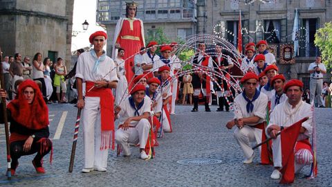 Imagen de archivo de los participantes de la danza de mari�eiros, que anualmente se baila en las fiestas del San Roque, en Betanzos. Esta y la de labradores son ejecutadas por la Asociaci�n de Danzas Gremiais X�venes do Pobo, que este a�o cumple medio siglo.  