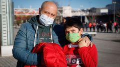 Xos� Su�rez despu�s de recibir el primer pinchazo con Antonio, su padre. 