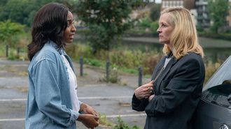 Ayo Edebiri y Julia Roberts, en una escena del filme de Luca Guadagnino &laquo;After the Hunt&raquo;.