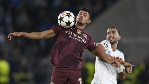 Matheus Nunes controlando un baln en Champions contra el Slovan Bratislava