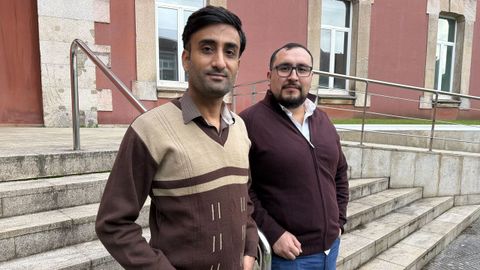 Los dos investigadores, a las puertas del CITENI de Esteiro