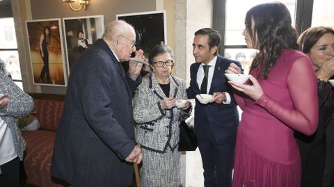 Jos� Mart�nez y Celestina Mart�nez, departiendo con el alcalde en presencia de Mar�a Luaces.