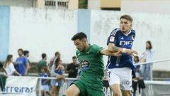 Jes�s Bernal y Viti en una pugna por el esf�rico en el Emma Cuervo.