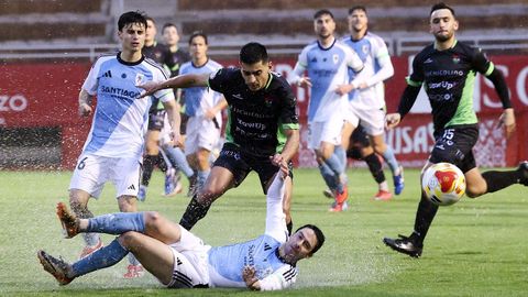 La lluvia no dio tregua en el partido que jugaron el Compos y el Boiro en San L&aacute;zaro