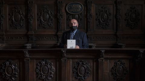 Ismael Velo Pensado (Coristanco, 1940), bibliotecario de Santa Mar�a del Campo, posa en el coro de 1780 -pasto de la polilla-, con su obra �Archivo de la colegiata. Clasificaci�n e inventario gu�a�, publicada en el 2009 y en la que recoge d�cadas de trabajo al cuidado de los bienes y la documentaci�n de la iglesia. �Hay un ejemplar en la biblioteca de Wiesbaden�, dice sorprendido el can�nigo, entregado al estudio desde su etapa universitaria y lector avezado en lat�n, griego, hebreo, italiano, alem�n, franc�s, ingl�s, castellano y gallego.