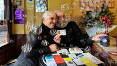 Sonia y Cus ayudaron a repartir el nmero completo para el sorteo de Navidad que venden en El Chafln de A Corua