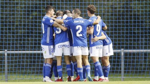 Los futbolistas del Vetusta celebran el primer gol ante el Lealtad