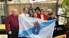 Los ya veteranos emigrantes Josefina, Jos� Ram�n, Asunci�n, Ana (con su nieto), Jos�, Manuel y Juan, en el Brio Tapas Bar de Bedford Road, en la zona Clapham, en el que Juan trabaja de cocinero