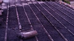 Las llamas afectaron a todo el tejado de la vivienda de Olveira