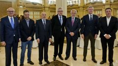 Cadenas (centro) pos� con el fiscal superior de Galicia, Fernando Suanzes; el alcalde de A Coru�a, Xulio Ferreiro; el delegado del Gobierno, Javier Losada; el presidente del Parlamento gallego, Miguel Santalices; el vicepresidente de la Xunta, Alfonso Rueda, y el presidente de la Diputaci�n de A Coru�a, Valent�n Gonz�lez Formoso