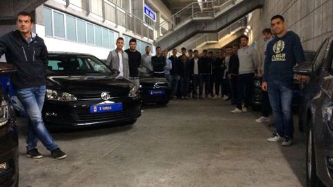 Todos los miembros del equipo posan con sus coches