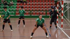 Las jugadoras del Fisober defendiendo un saque de esquina ante A Gaiola la semana pasada