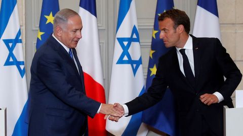 El presidente galo, Emmanuel Macron (dcha), y el primer ministro israel�, Benjamin Netanyahu, dan una rueda de prensa conjunta en el Palacio del El�seo en Par�s