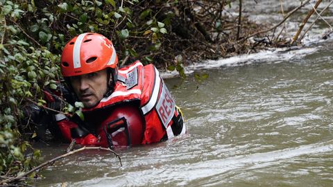 El dispositivo de b�squeda para tratar de localizar a la mujer de 56 a�os que ayer se cay� al r�o Silvestre, en el concejo de San Mart�n del Rey Aurelio