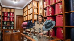 Ofelia Souto, propietaria de la Sombrerer�a Da Costa Campos, en Lugo