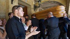 El f�retro de Gustavo Bueno llevado, entre aplausos, al interior del ayuntamiento de Santo DOmingo de la Calzada