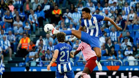 Lucas Noubi anticip�ndose a Umar Sadiq en una disputa a�rea, ante la mirada de Mario Soriano