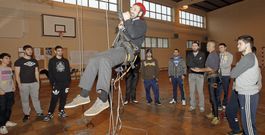 Los j�venes del centro educativo recibieron las nociones b�sicas para comenzar a ascender hasta casi los ocho metros. 