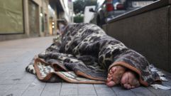 Una persona durmiendo en la calle en la ciudad de Pontevedra 