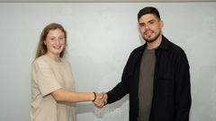 Elena y Kevin Cabado, responsable del Deportivo Abanca