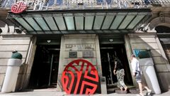 Turistas entrando en el NH de Vigo