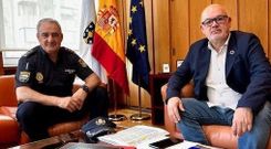 Eladio Santos, con el comisario jefe de la Polic�a.