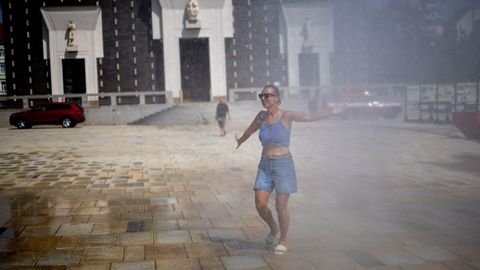 Una mujer se refresca ante las altas temperaturas que se alcanzaron en la Rep�blica Checa.
