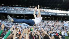 El t�cnico del Celta Fortuna, Fredi �lvarez, manteado por sus jugadores tras el ascenso a Segunda.