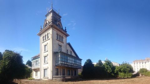 Vista del chalet de Canido, en Ferrol, desde el interior de la finca