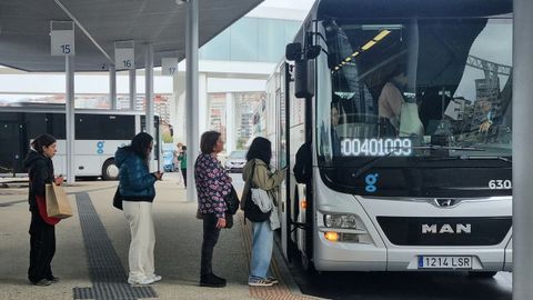 Pasajeros de transporte metropolitano en la estaci&oacute;n de autobuses de Vigo.