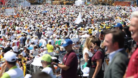 Cientos de personas se re�nen para la celebraci�n de la Santa Misa multitudinaria presidida por el Papa Le�n XIV.
