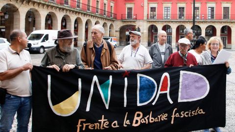Organizaciones sociales de Asturias integradas en la plataforma 'Iniciativa por la unidad  concentradas este martes en la Plaza Mayor de Gij�n, donde han hecho un llamamiento a los partidos pol�ticos de izquierda a formar un bloque como  condici�n necesaria para derrotar la amenaza fascista  en las elecciones generales del 29N.
