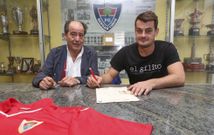 El presidente del club, Luciano Calvo, y Rub�n M�rquez, ayer, firmando el contrato. 