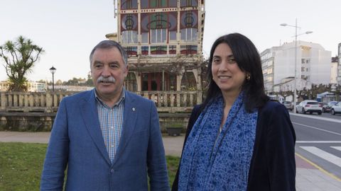 García Seoane, presidente de Alternativa dos Veciños, con María Nogareda, cuando fue presentada como candidata a la alcaldía de Sada.