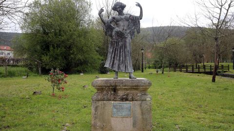 Estatua da Bella Otero no seu concello natal de Valga