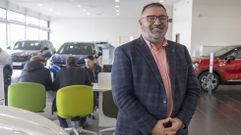 Luis Samaniego, jefe de ventas de Caetano F�rmula Galicia, esta semana en el concesionario de Renault y Dacia de Santiago