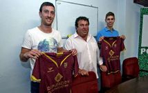 Lloves (izquierda) y Pablo Gonz�lez (derecha) posaron con su nueva camiseta junto a Milo Abelleira.