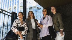 Cuatro estudiantes de la Escuela de Enfermer�a de Pontevedra, ayer, delante de su centro.